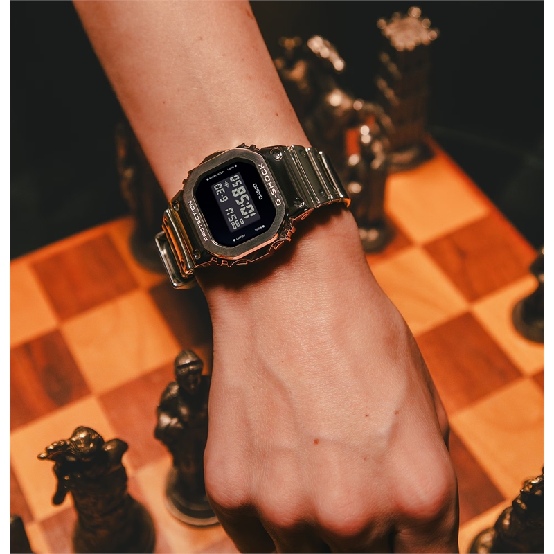 gm-5600ym-8_wrist.jpg